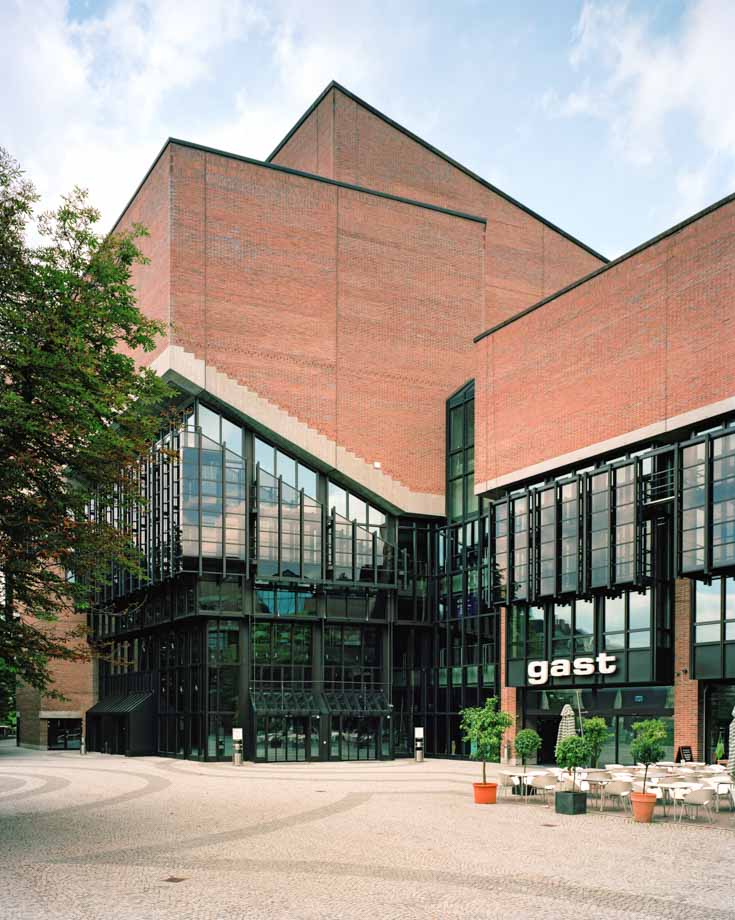 Blick auf den Eingang der Philharmonie