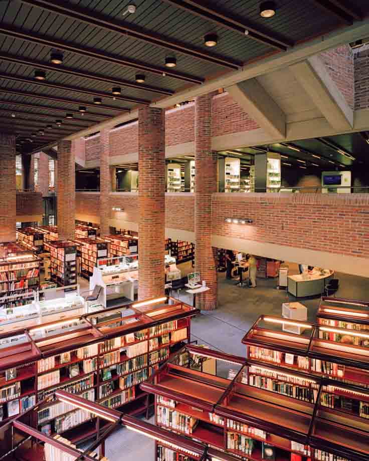 Blick durch die Bibliothek / verschiedene Ebenen