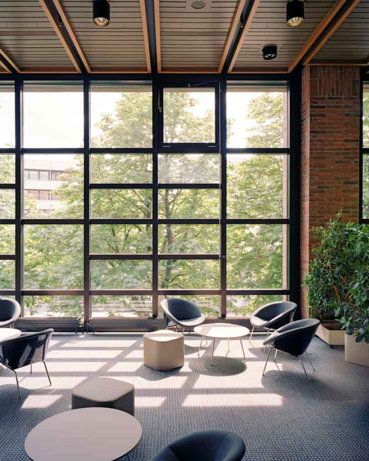 Blick auf das Fenster in der Bibliothekslobby