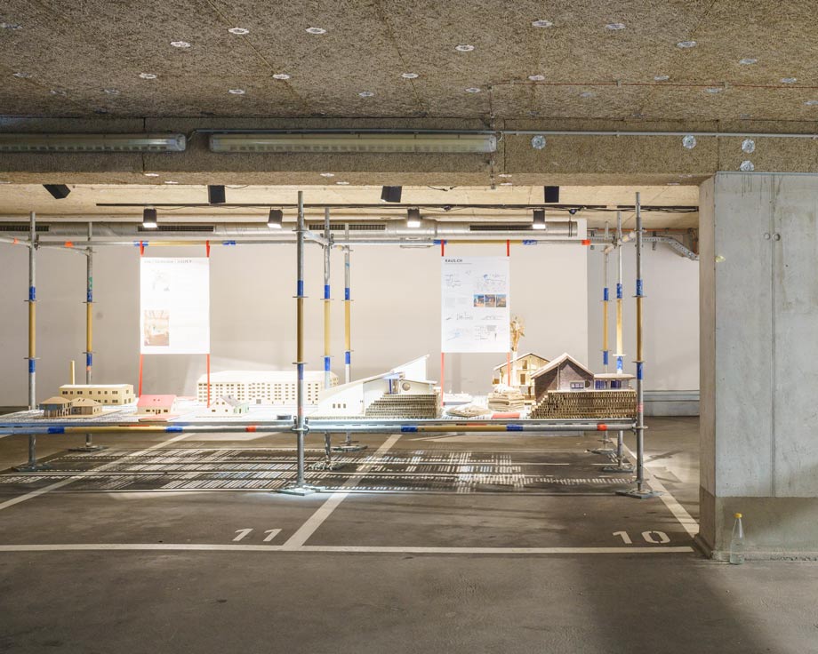 ADBK Jahresaustellung 2025, Blick in die Tiefgarage mit ausgestellten Modellen auf Baugerüst
