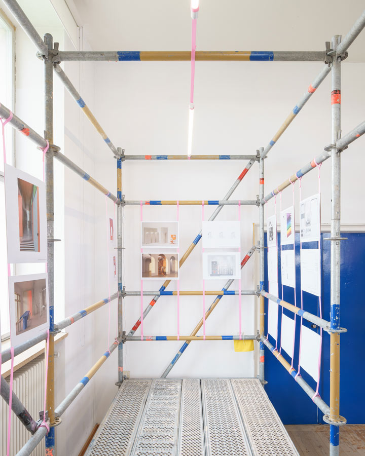 ADBK Jahresaustellung 2025, Ausstellungsdetail auf dem Baugerüst