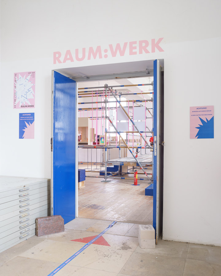 ADBK Jahresaustellung 2025, Blick durch die Tür auf die Ausstellung