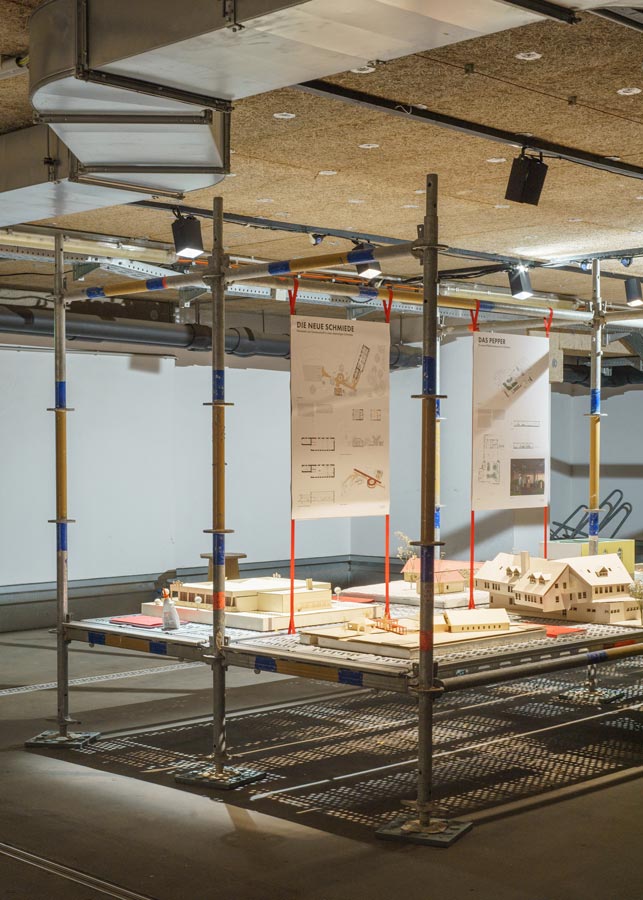 ADBK Jahresaustellung 2025, Blick in die Tiefgarage mit ausgestellten Modellen auf Baugerüst