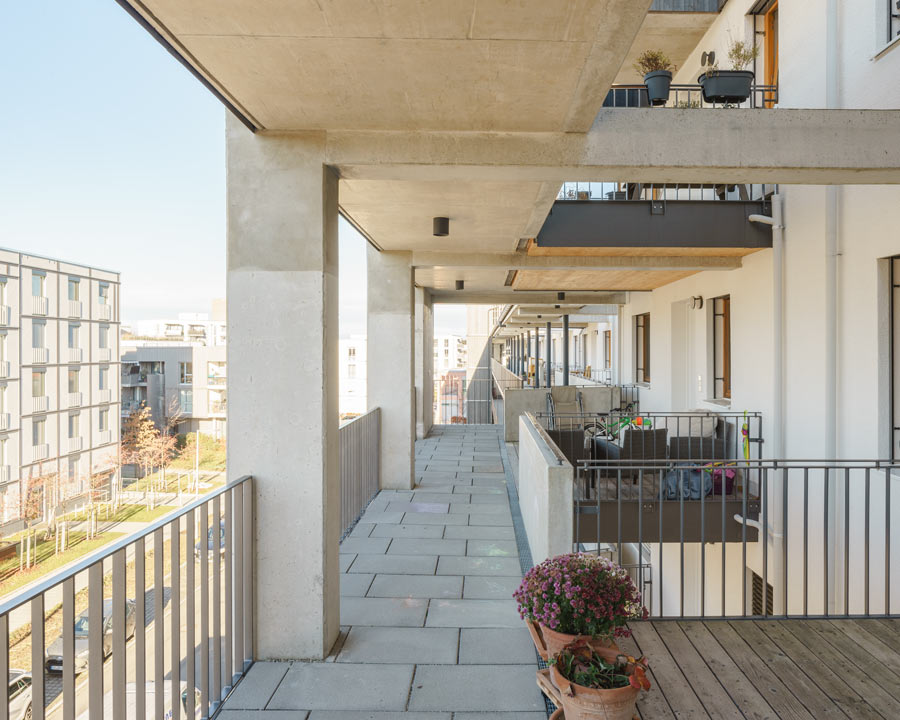 Genossenschaftlicher Wohnungsbau 'Gemeinsam Freiham', Blick durch den westseitigen Laubengang Richtung Norden