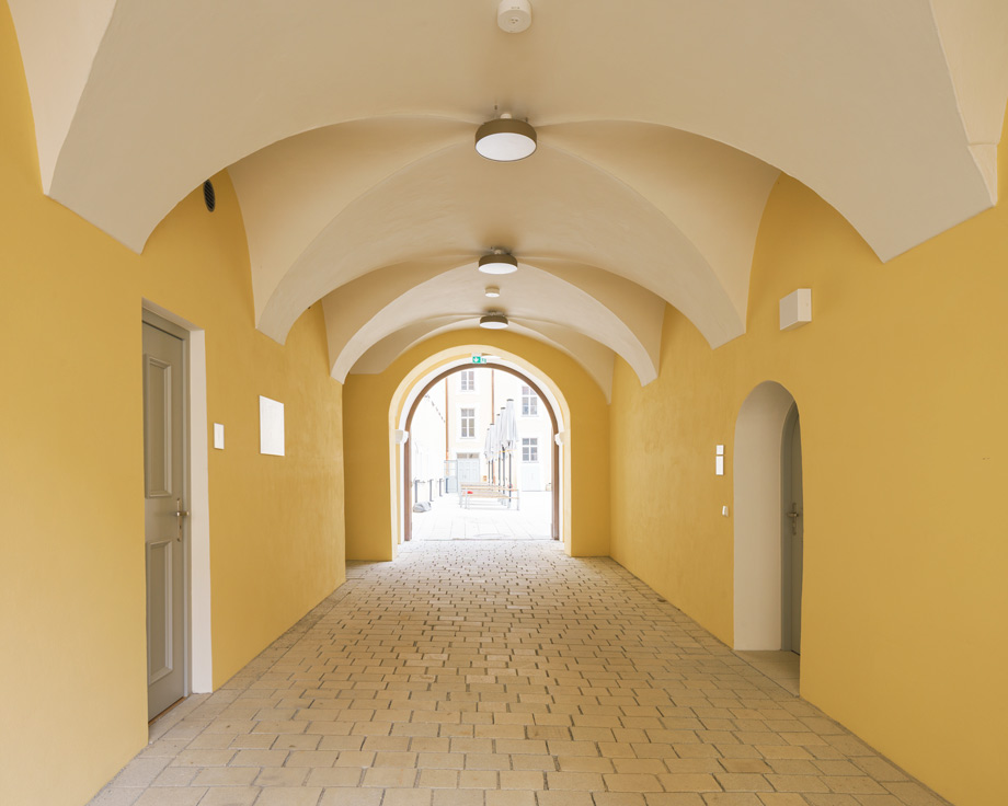 Ursulinenkloster Landshut, Durchgang in den zweiten Innenhof, 2026