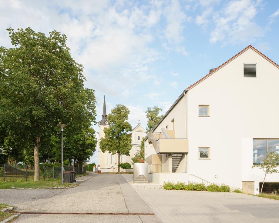 Bürgerhaus in der Ortsmitte von Inning am Holz, im Hintergrund die Kirche, 2026
