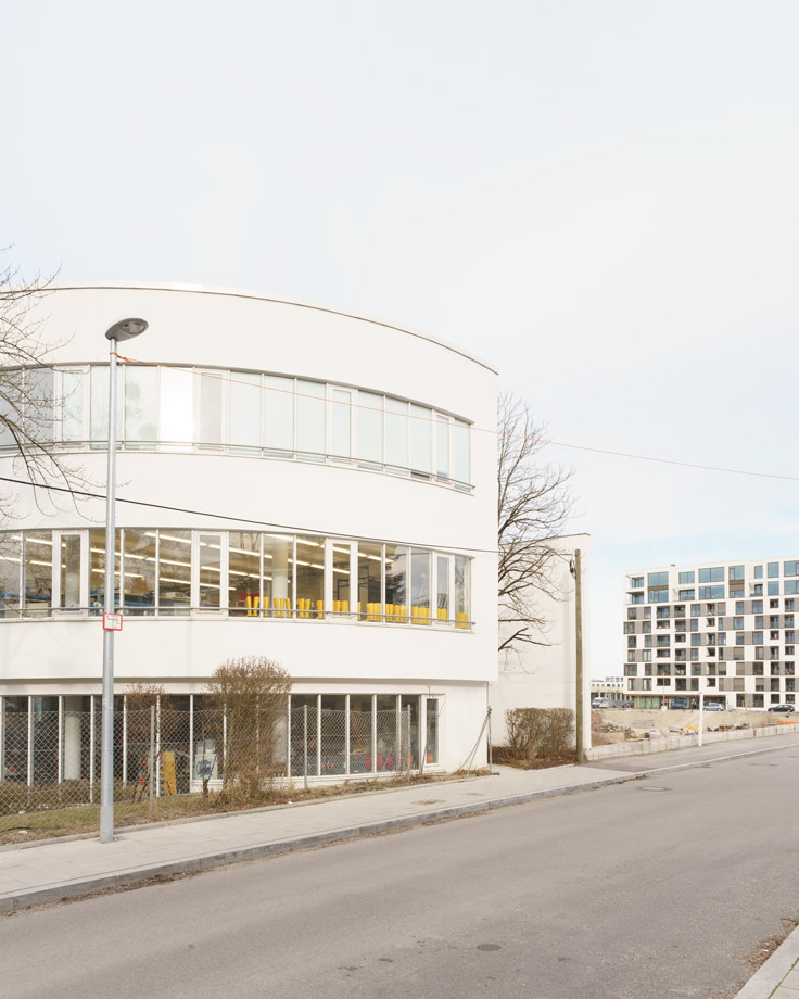 Altbestand im Vordergrund (Keller & Kalmbach Gabelschlüsselhaus), Baulfläche dazwischen, Neubau im Hintergrund