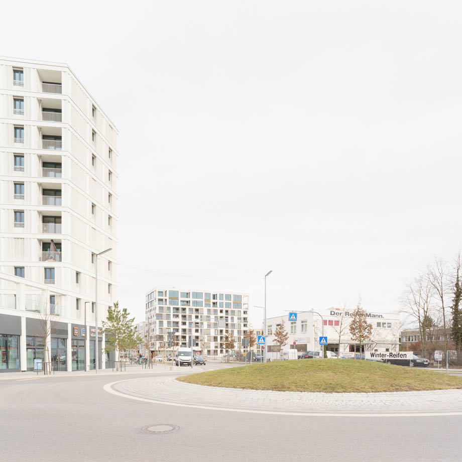Keisverkehram Eingang zum Quartier, Neubau Belvedere gegenüber dem gewerblichen Altbestand 'Der Reifenmann'