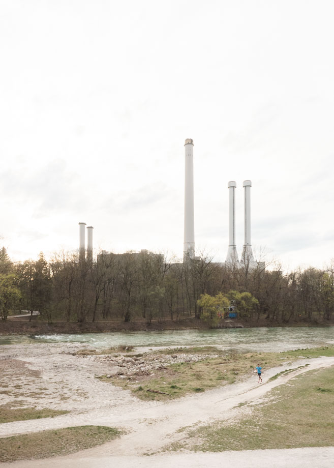Blick auf das Heizkraftwerk Süd München von der Brudermühlbrücke