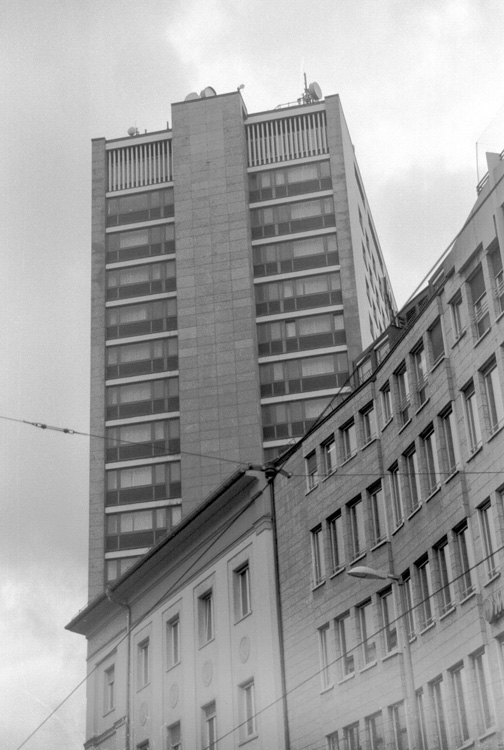 Hauptbahnhofhotel München mit Häuserfront im Vordergrund