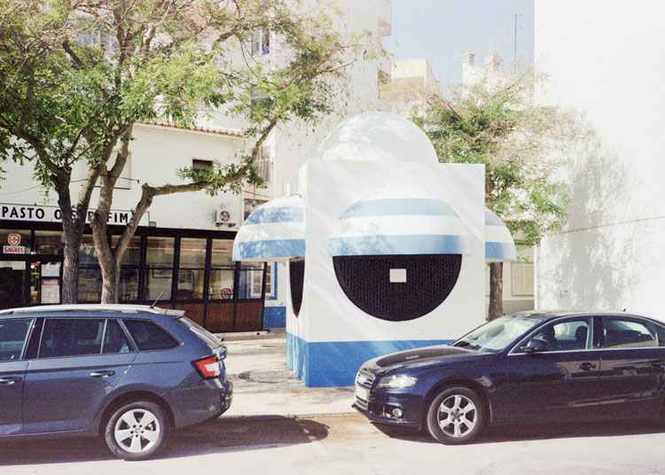 Straßenpavillon, Würfel mit halb- und viertelkugekförmigen Auskragungen