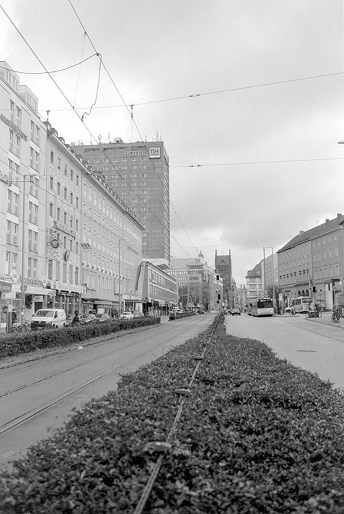entlang der Tramschienen Richtung Innenstadt, Nordseite Hauptbahnhof München