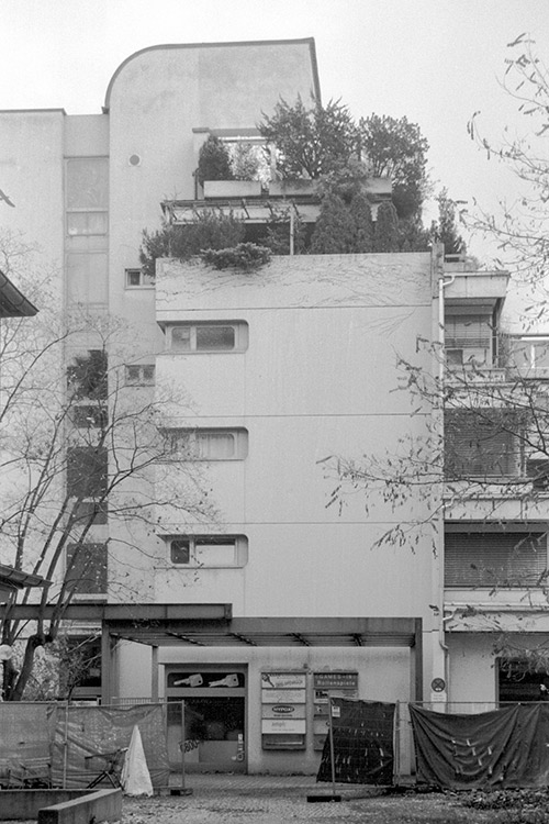 Blick in den Hinterhof von der Dachauerstraße, München auf ein zur Sanierung abgesperrtes Betongebäude